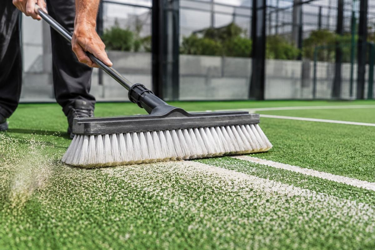 Entretien et brossage du gazon synthétique d'un terrain de padel